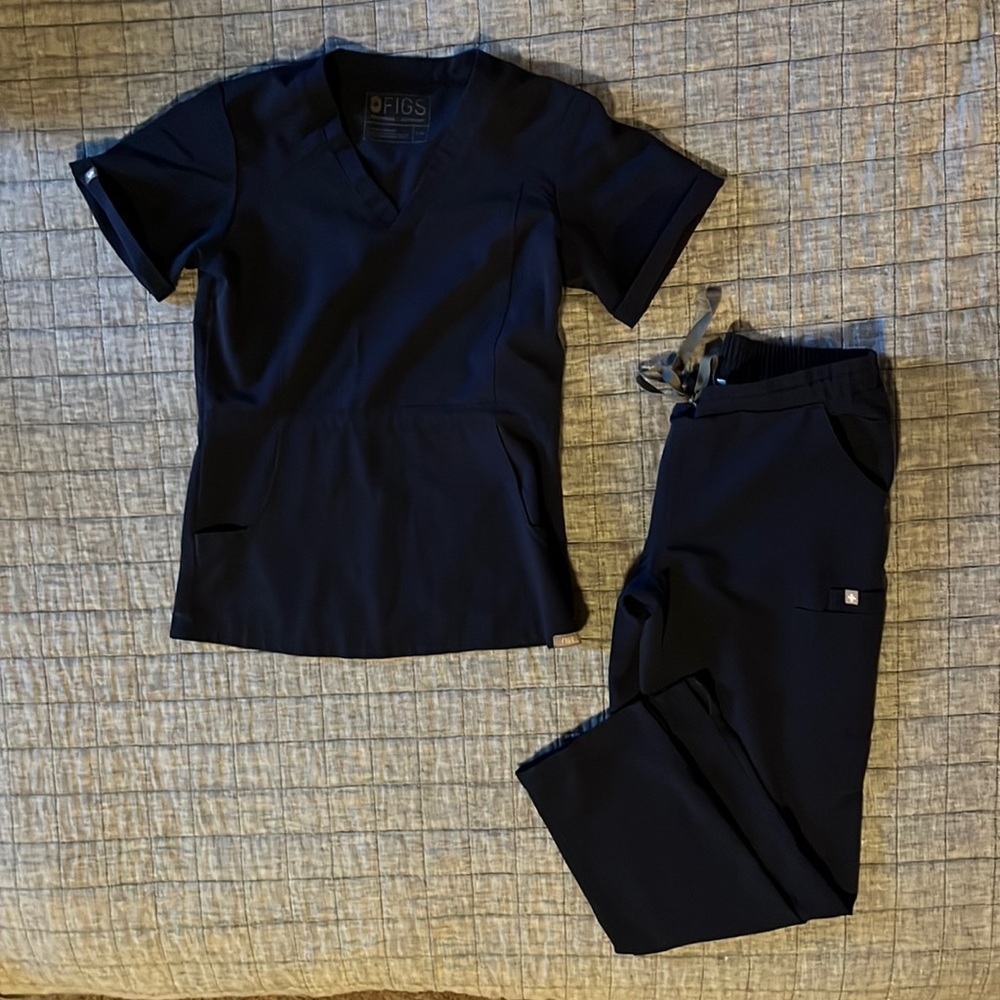 Figs women’s scrub set, navy